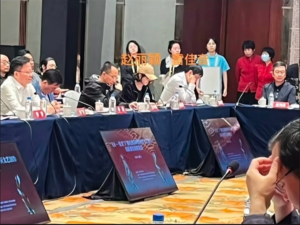 赵丽颖雷佳音两个没准备的人还得写材料 ​​​