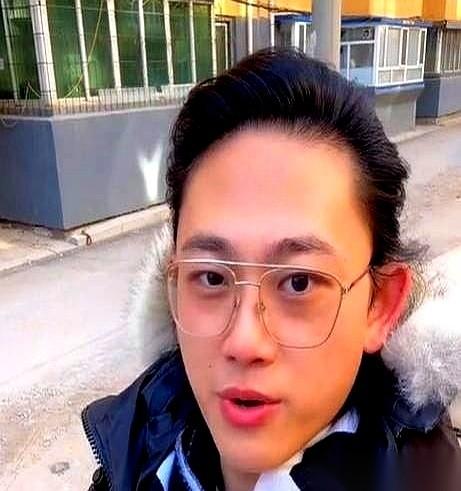 海外留学回来的博士“偏口鱼”，天天在家里开直播。
这位博士称自己毕业后找不到工作
