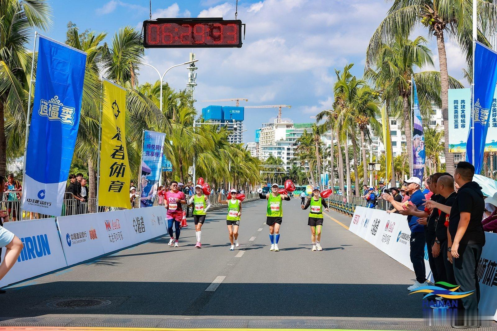 刘畊宏在三亚一秒穿越回夏天海南封关后的三亚马拉松有多火本次活动与刘畊宏12月16