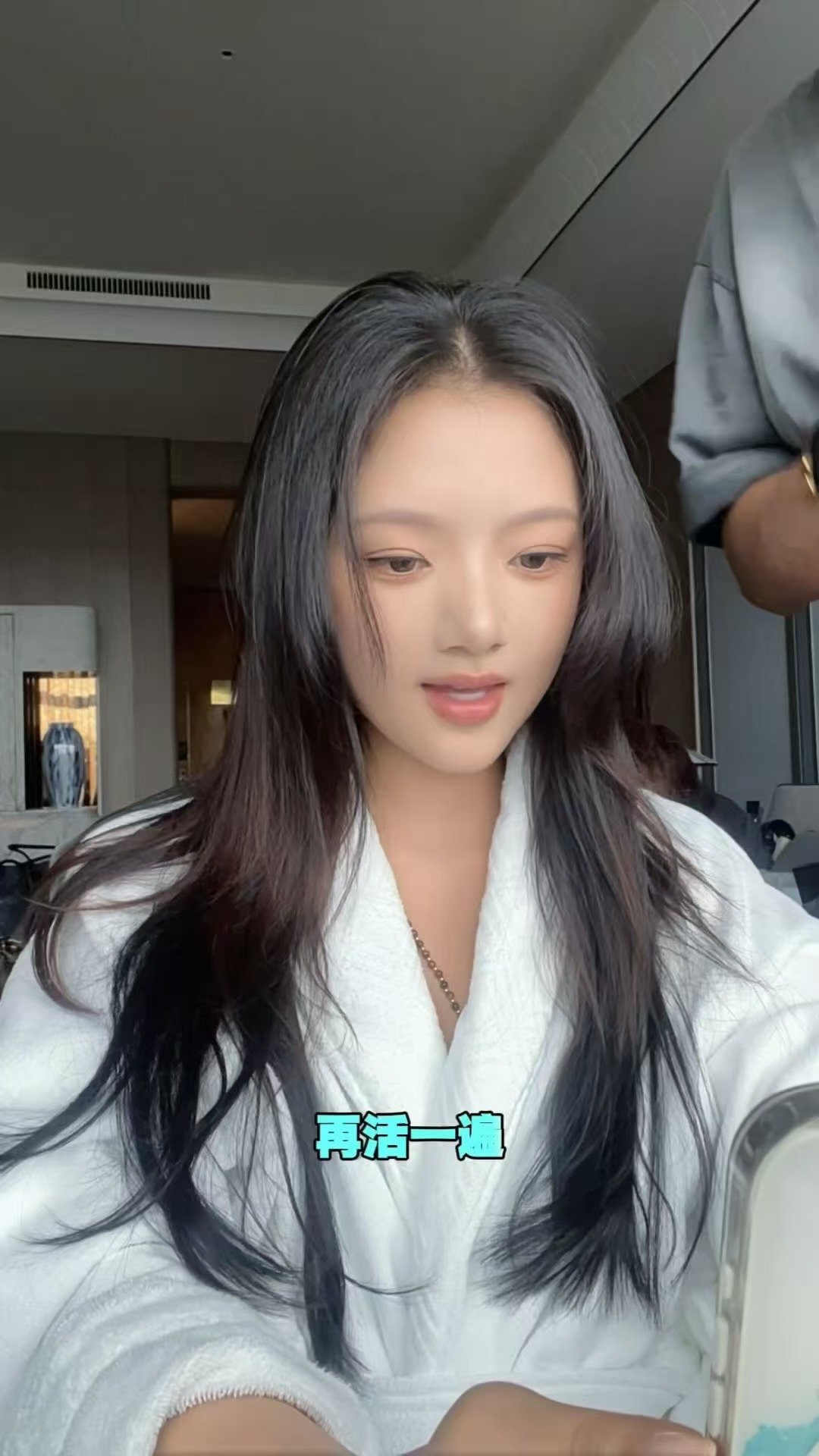 任敏化妆现场秒变KTV任敏化妆化到一半唱起来了 别人化妆安静刷手机，任敏化妆直接