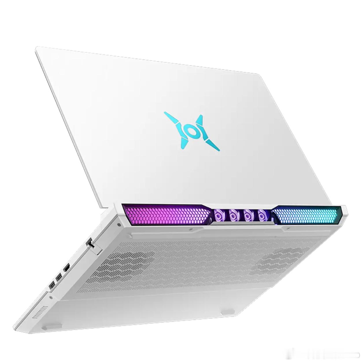 荣耀WIN游戏本的颜值太顶了，白色的机身配上性感的散热，这谁能顶得住啊