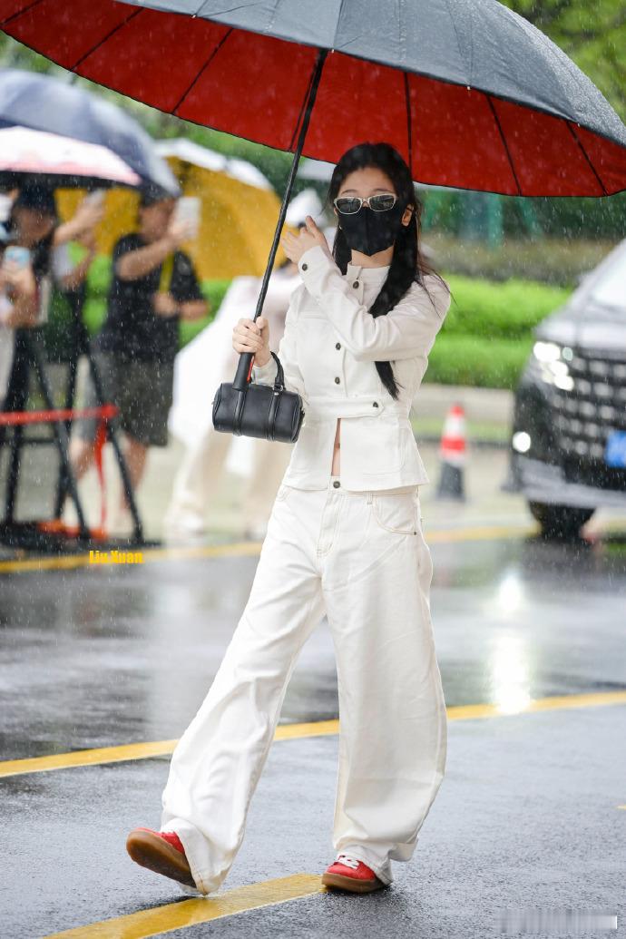 虞书欣好大一把伞虞书欣好大一把伞啊，欣欣雨天又出神图了虞书欣雨天又出神图了