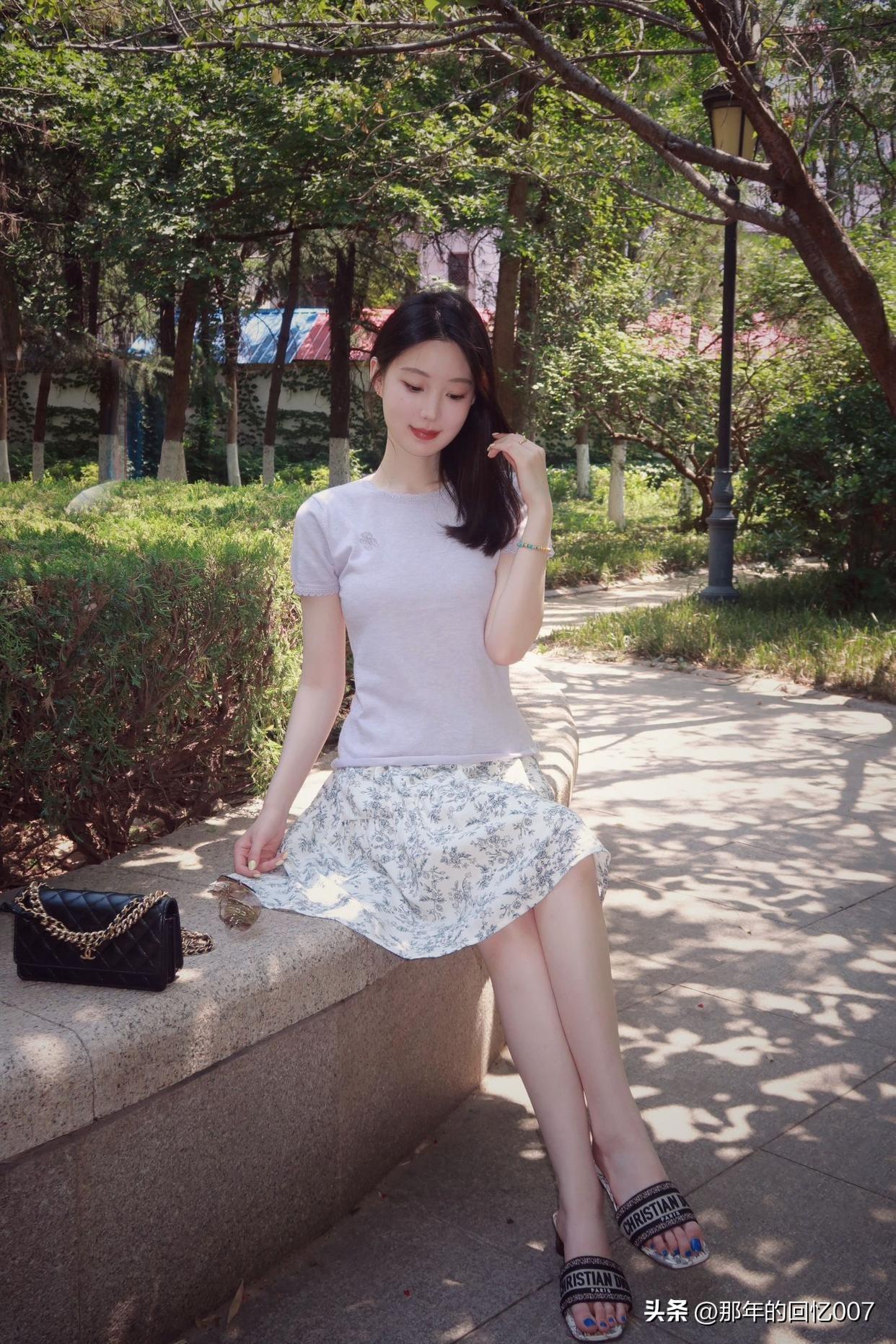夏日清新穿搭，绿意盎然公园里，轻松惬意的一天。