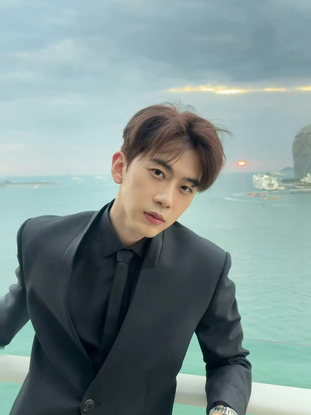 算了 我不要拍立得了 费启鸣这个帅哥送我