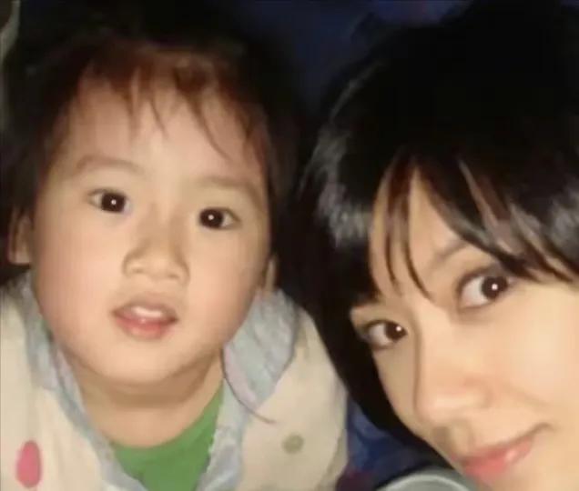 贾静雯的三个女儿好漂亮，大大的眼睛，圆圆的脸蛋，长大后肯定比妈妈还漂亮。#娱乐#