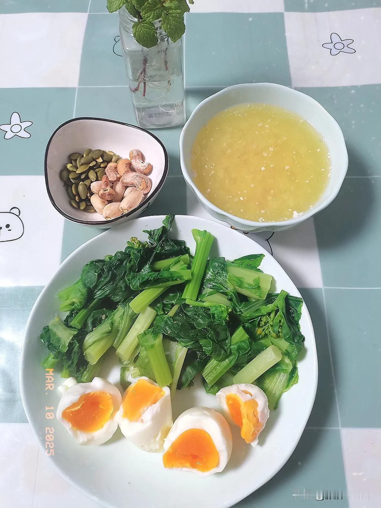 春风送暖之中年女性减脂早餐日记
主食：小麦胚芽
蛋白质：鸡蛋
蔬菜坚果：黄白菜苔