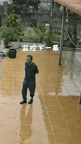 这么光滑的路面最容易滑倒，尤其是老年人的腿脚不利索了，就更不要在这种地面上行走了