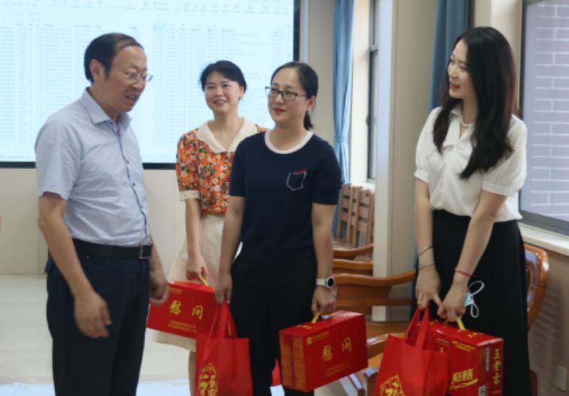 褚格林还不当电信省公司副总经理，还变成了湖南通服总经理。由于中通服总经理与湖南电