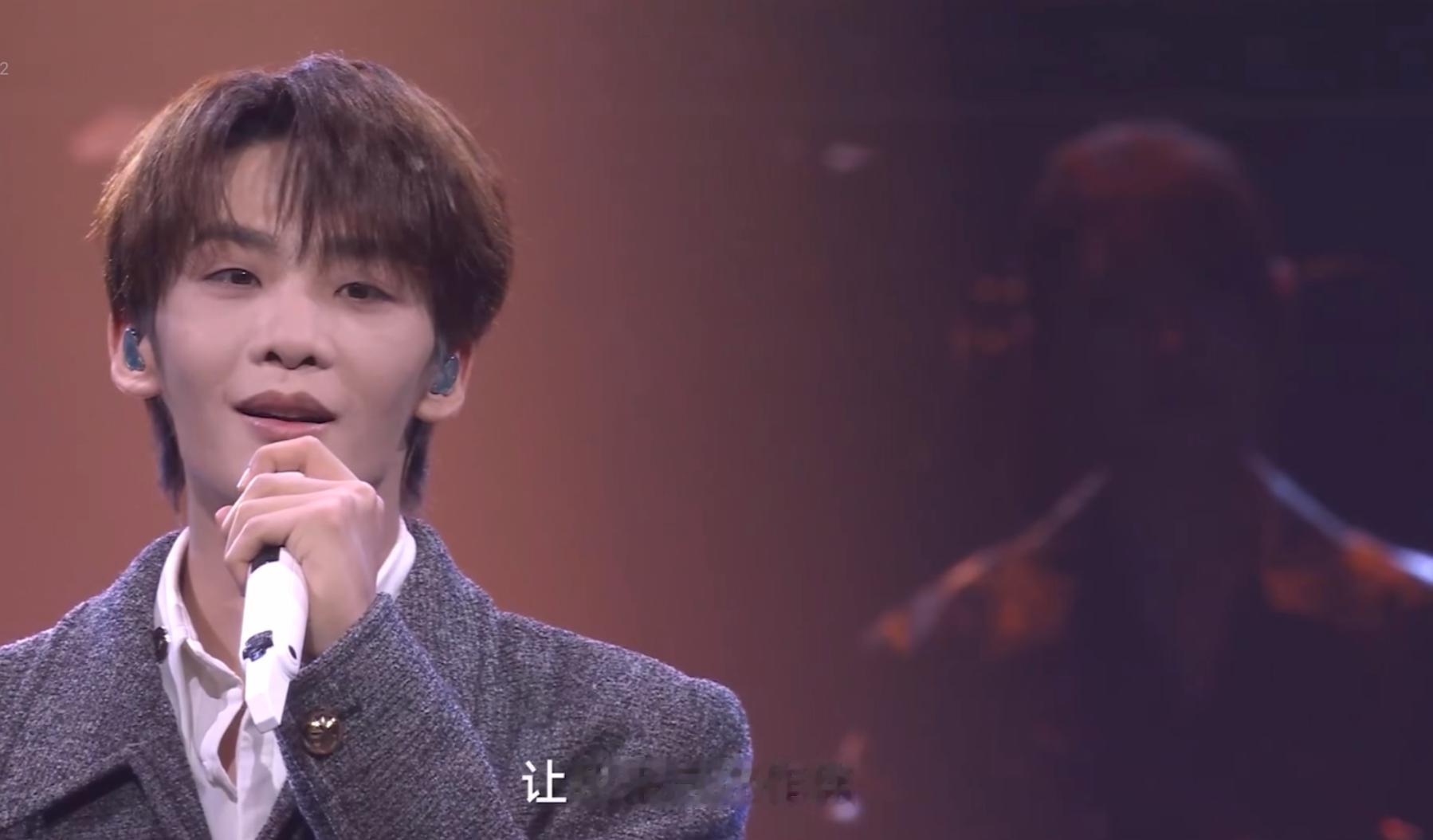 ，一整个被华为新品发布会舞台戳中！《篇章》改编版融合多元阵容，情绪层层递进。，感