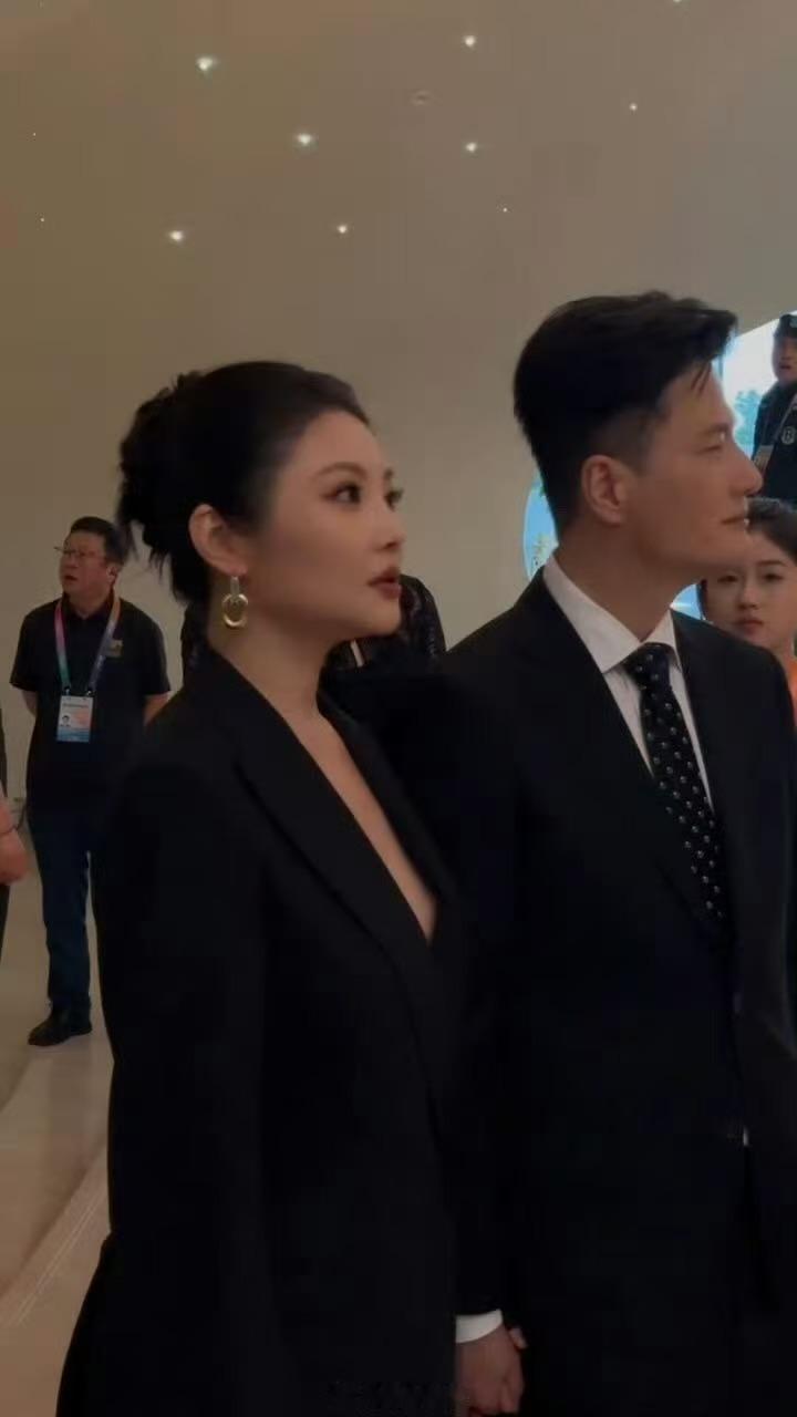 徐冬冬线下状态直面原相机无滤镜镜头，徐冬冬线下状态格外能打。神态舒展大方，自带从