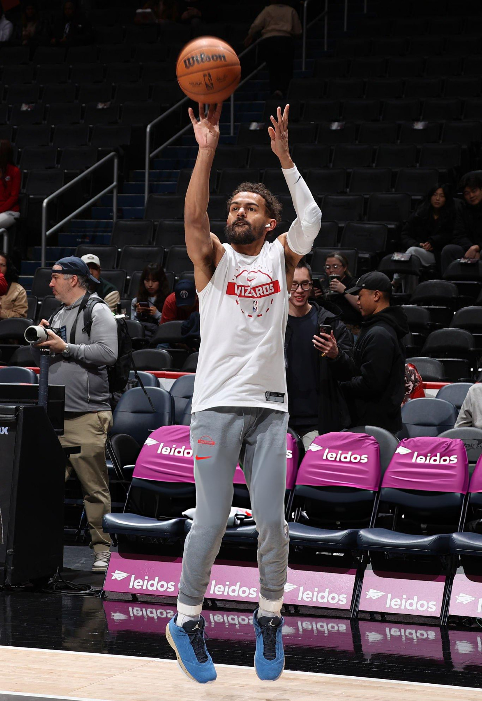 Trae Young 今日赛前上脚个人专属 Air Jordan 40 PE。其