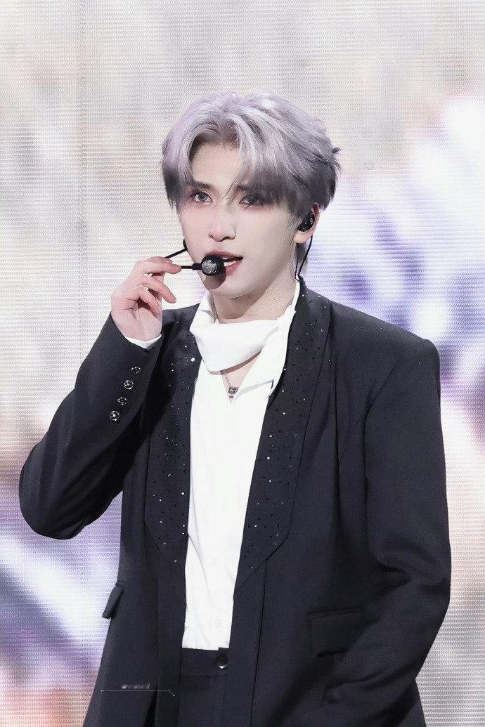 严浩翔今天新发色帅惨了！！我就说了爱豆天生就该染白发，严浩翔你个魅魔魅魔魅魔 