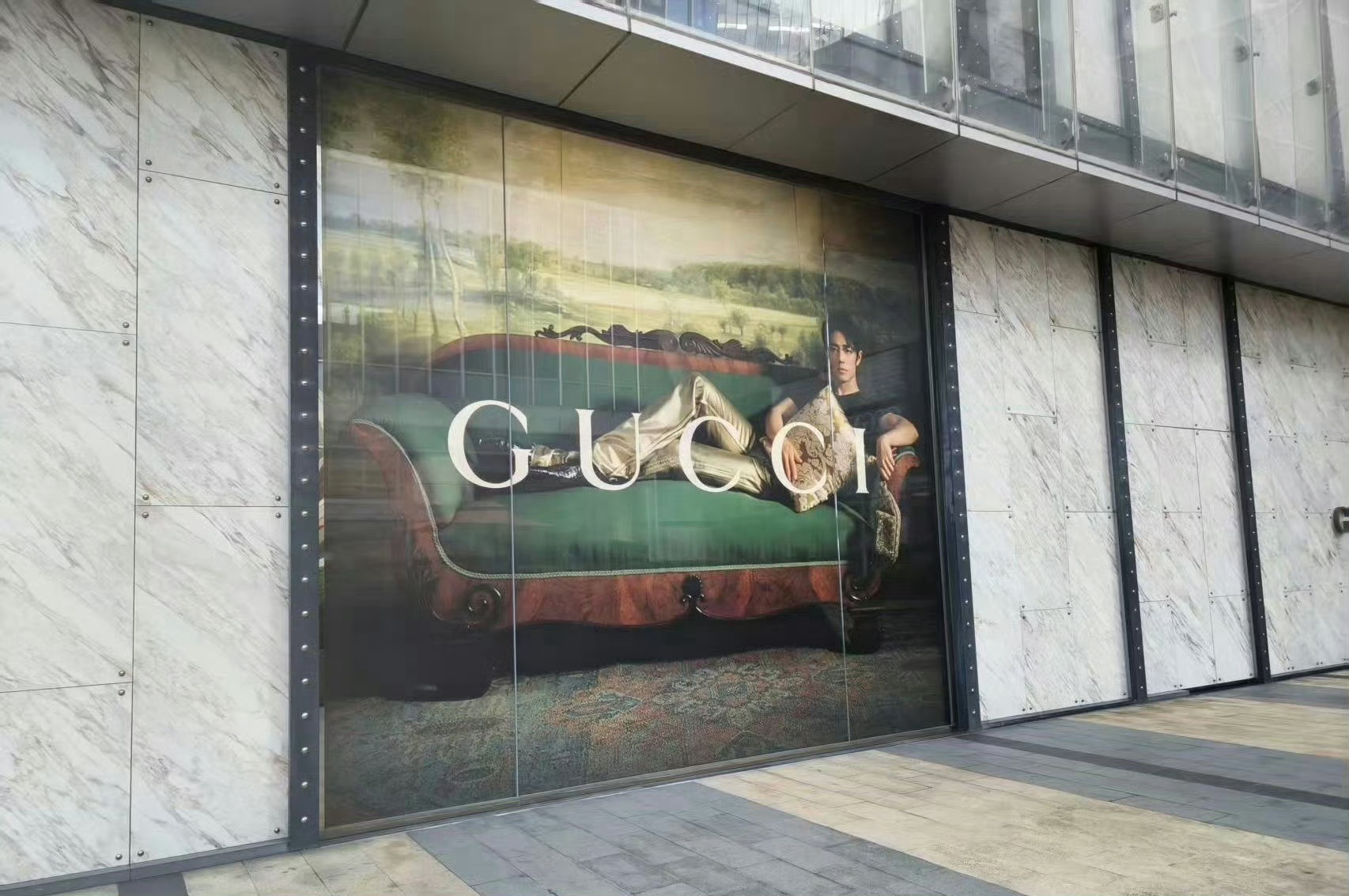 肖战GUCCI2026秋冬成衣全新地广大片，令人瞩目的第三支国内唯一手绘墙广告。