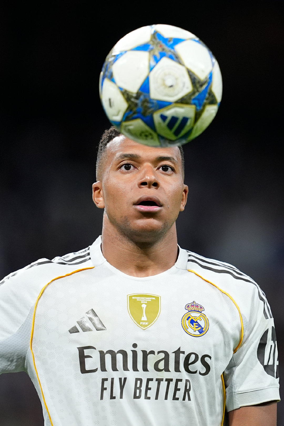 马卡报：姆巴佩正在尽一切可能为对阵曼城的比赛做好准备。皇马并未排除他出战的可能性