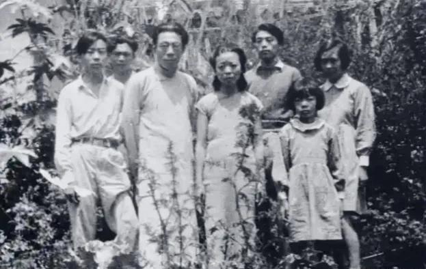 1922年闻一多在父母强行施压下，迎娶了从未谋面的远房表妹高孝贞，洞房之夜，闻一