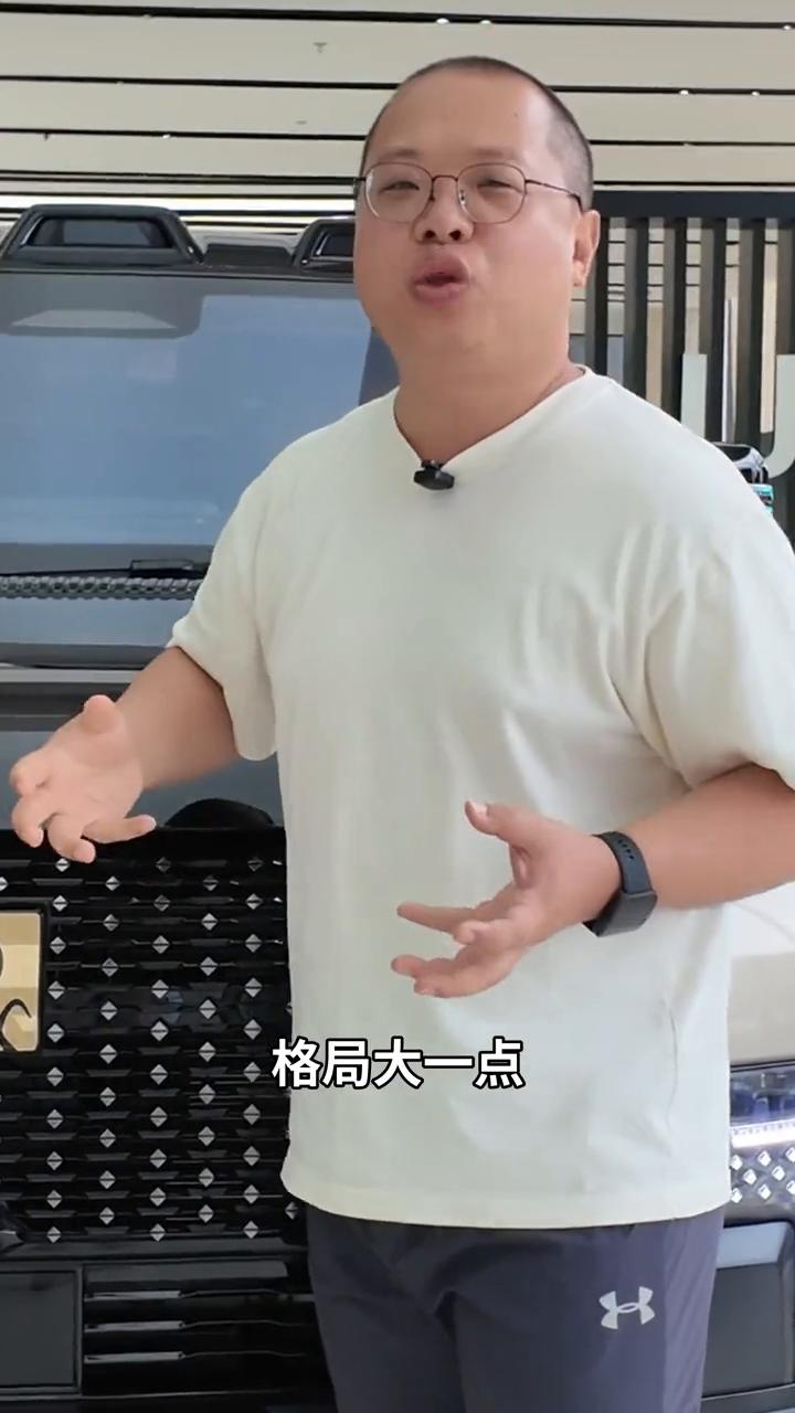 仰望U8L鼎世版。
今天看一个可抗硬的车，怎么就说上陕北话了？就是比这个U8更大