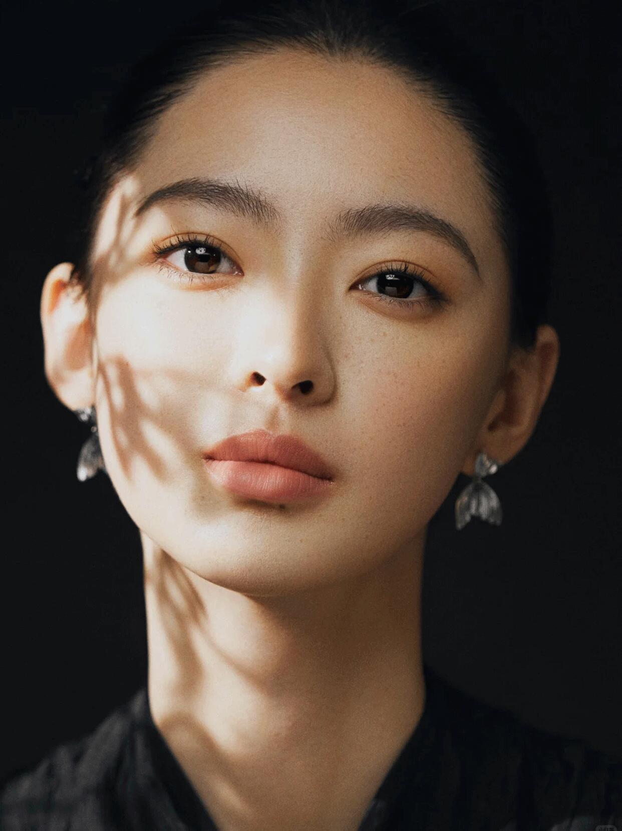 她的目光
是未启封的信笺
光影在她脸颊上拂过
像风过林梢，一尘不染