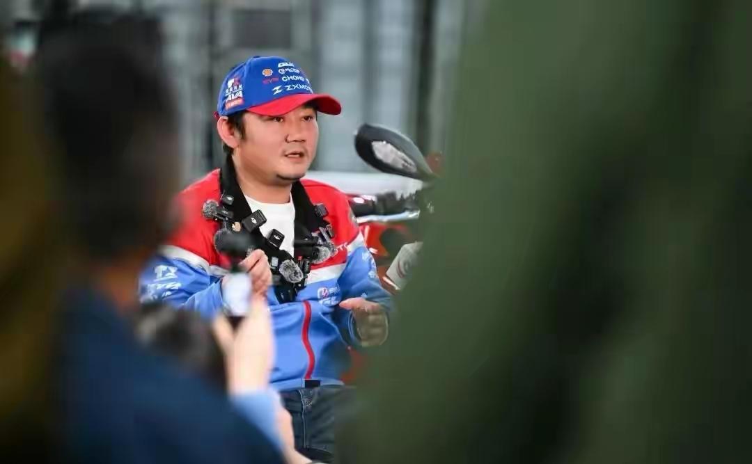 开始我以为张雪是车手，张雪夺冠了，后来才知道是张雪机车，是法国车手夺冠，是张雪制