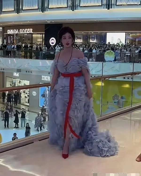 突然感觉虞书欣特别适合演杨贵妃。 ​​​