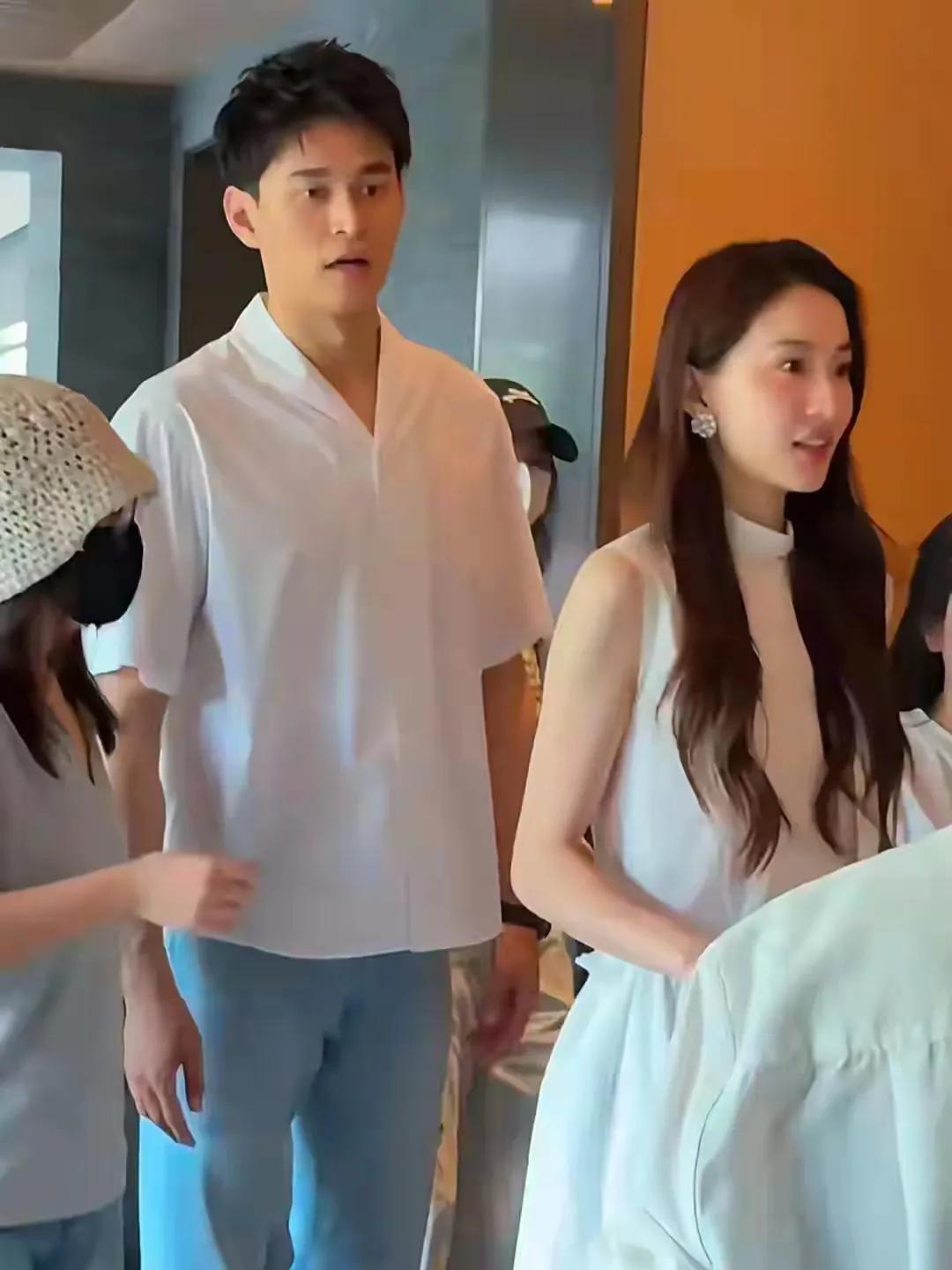孙杨与老婆张豆豆一起出席活动，被网友夸爆了，夫妻二人郎才女貌非常般配！
照片中的