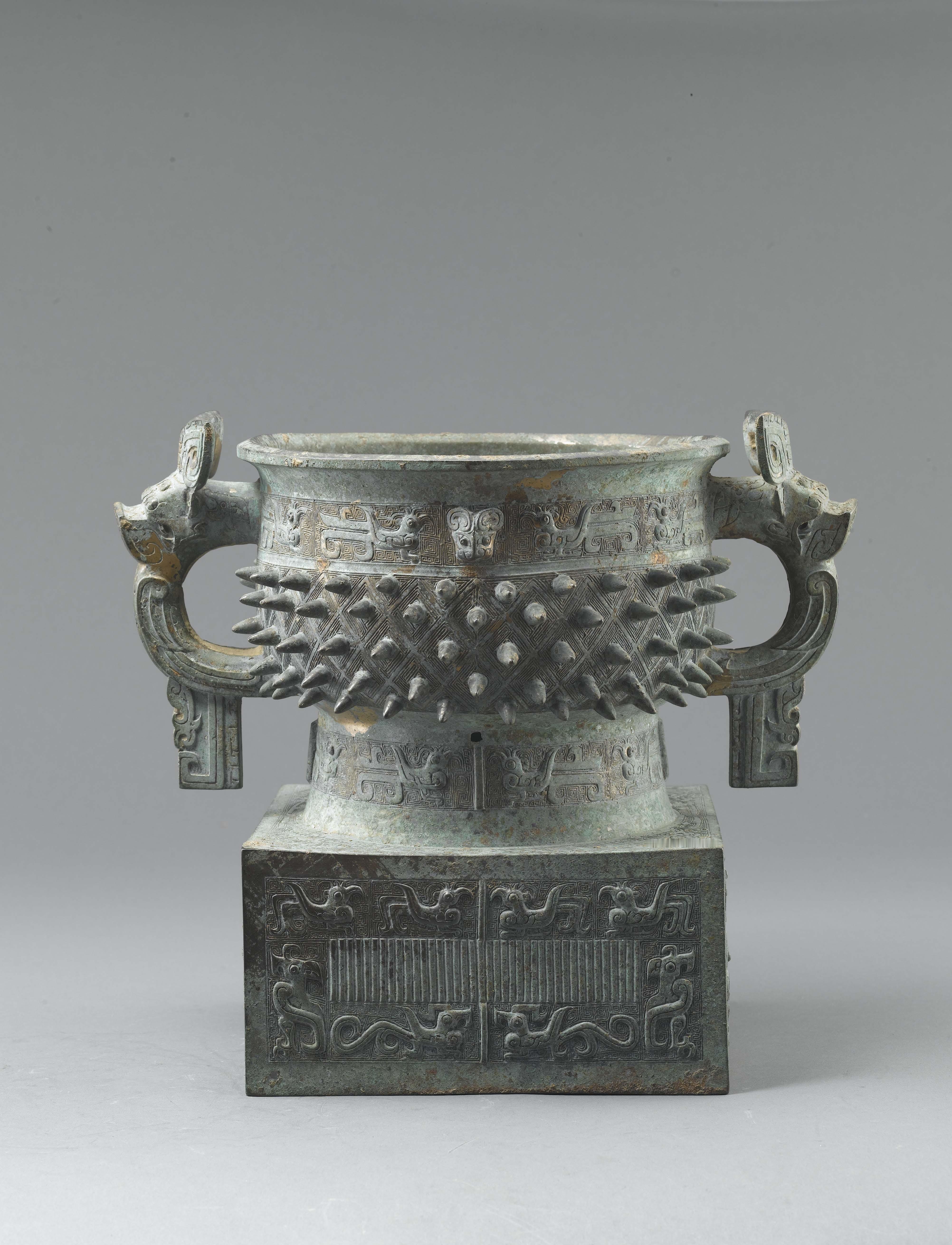 美国明尼阿波利斯美术馆收藏的清代制作的仿先秦铜器 乳钉纹玉簋. 兽食鸟耳搭配乳钉