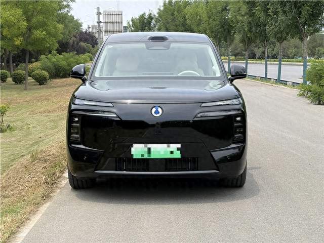 黑色腾势 N8L 闪充版，普通家庭务实的家用选择