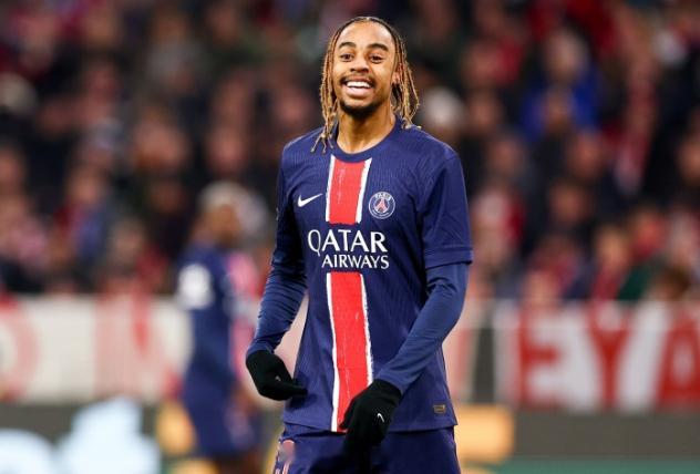 据《队报》报道，巴黎圣日耳曼前锋巴尔科拉在本场欧冠比赛中受伤。在今天凌晨进行的欧