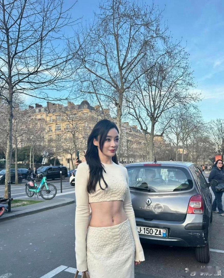 袁姗姗颜值一直在线，五官精致气质亮眼，却始终没能大火，实在太让人惋惜了！ 