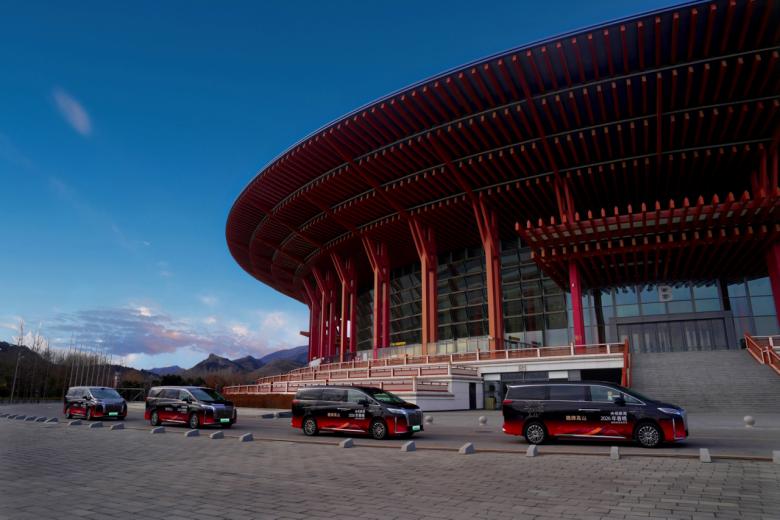 春晚后台最忙的"工作人员"可能就是魏牌高山了。从早到晚，从机场到演播厅，从酒店到