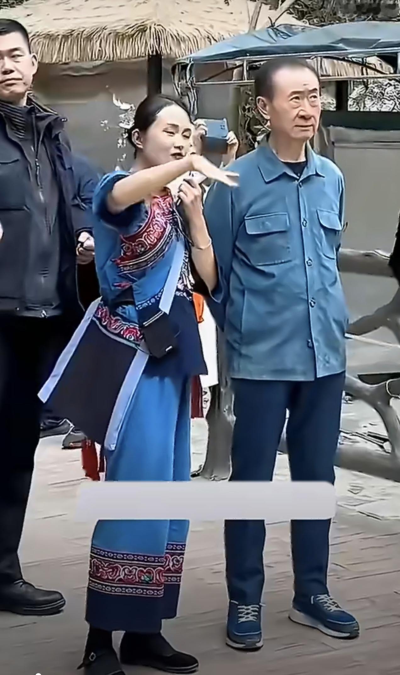 真正的有钱人一定在穿衣打扮上是低调，但又不会便宜的。

低调是因为不想引人注目，