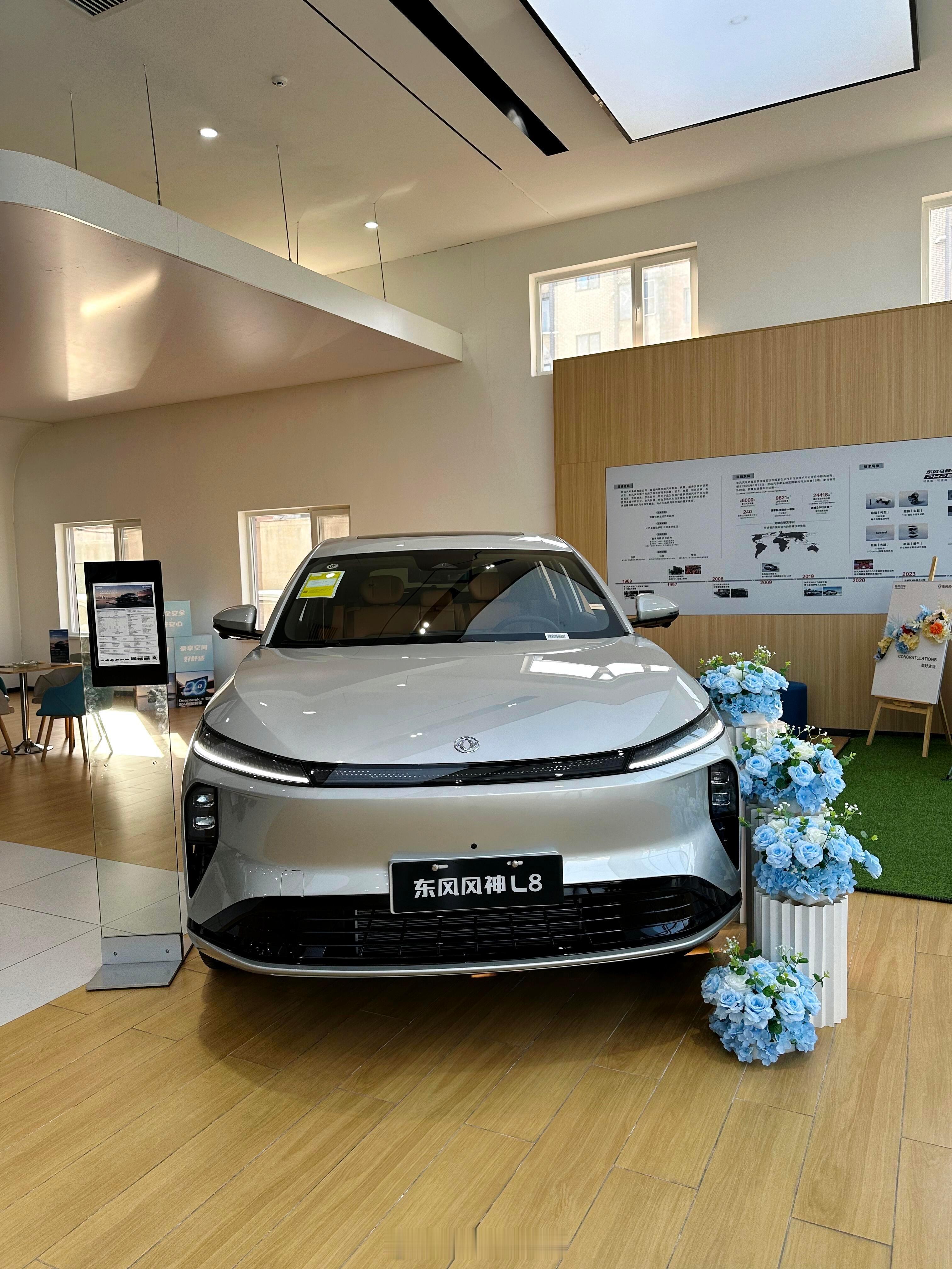 纯电续航能跑六百多公里，周末周边游开它毫无压力，快充功能也让补能变得很快。 