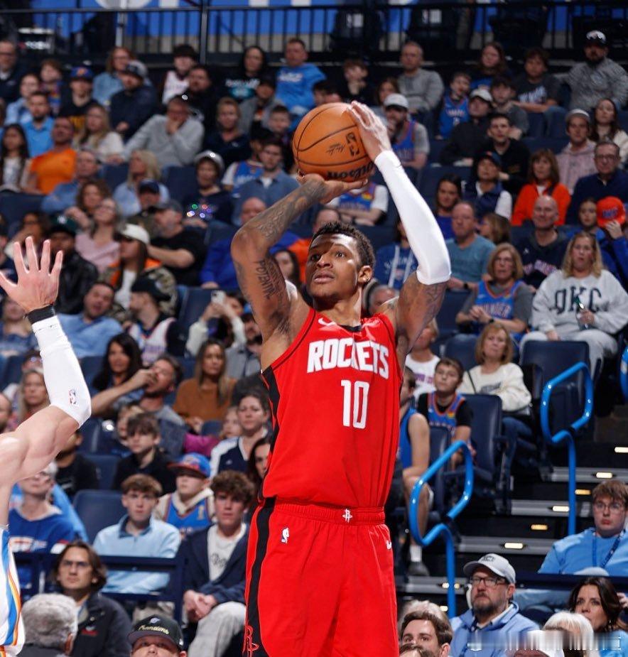 本赛季火箭三分球出手数联盟垫底，今晚全队出手了43次三分。这是他们本赛季单场三分