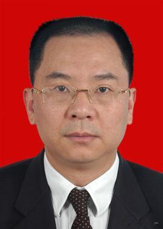 这事儿闹的，
退休好多年了，厅官“何宁卡”被查！
于是看了一下他的履历，感觉也不