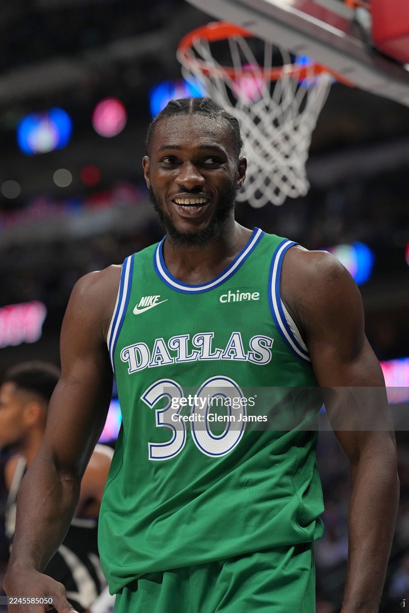 对阵森林狼的首发阵容出炉。布兰登·威廉姆斯、克里斯蒂、弗拉格、PJ华盛顿、西塞。