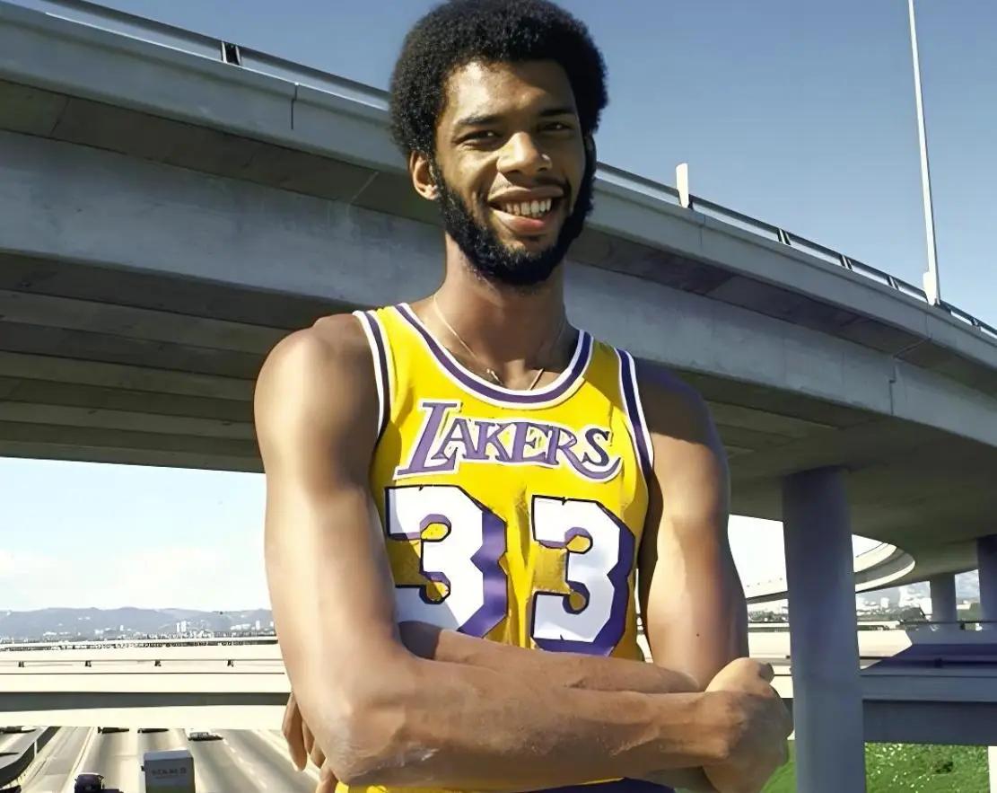 贾巴尔曾是历史得分王，又有 6 个 MVP，为什么不是 GOAT？
看nba上咪