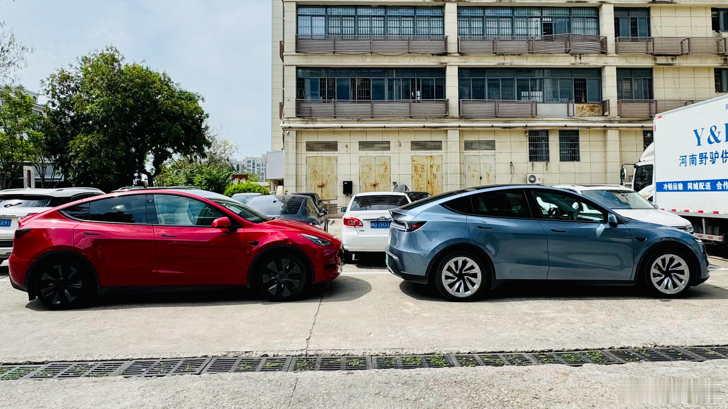 侧面几乎是一样的特斯拉焕新model y  不用怀疑就是新款香😋 ​​​
