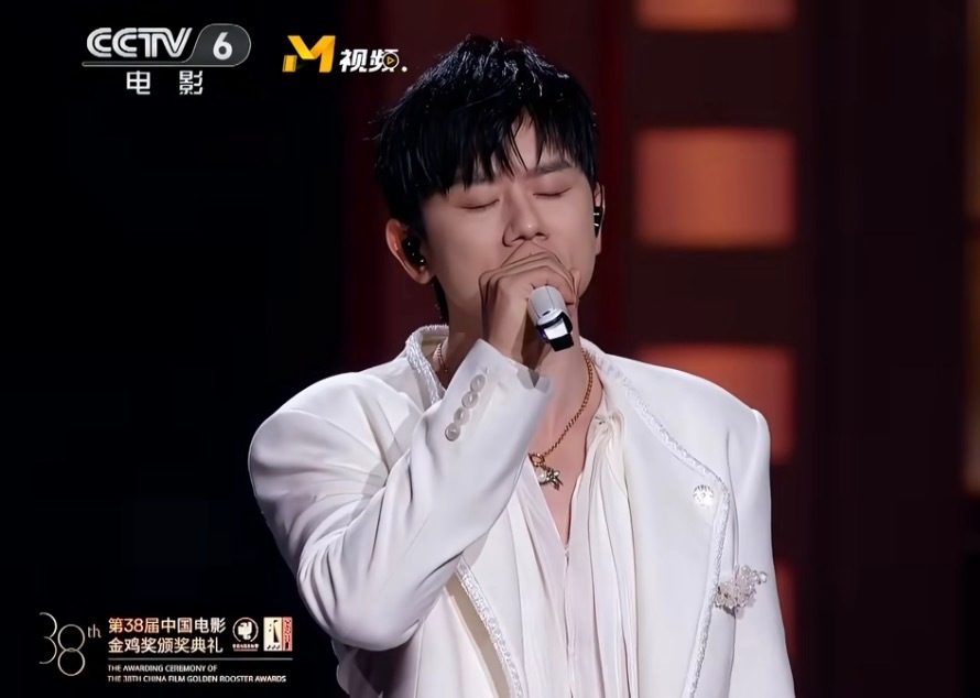 张杰金鸡奖献唱的这一首别说看的娜姐热血沸腾了，我们隔着屏幕都能感受到这份豪情壮志