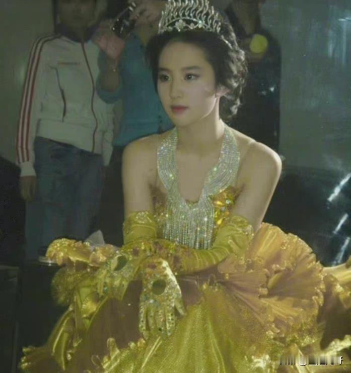冷知识，刘亦菲是历史上首届金鹰奖的“金鹰女神”，那一年，她才19岁，就已经有了倾