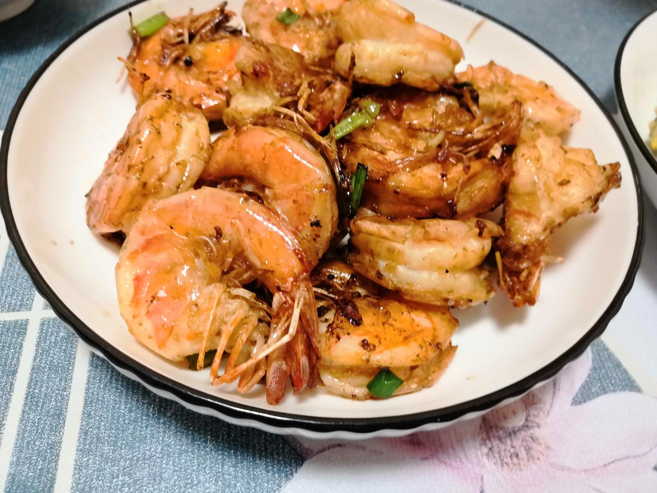 今天下午，我到菜场买的活虾才24块钱一斤，我足足地买了一斤，狠狠地吃了一顿。比起