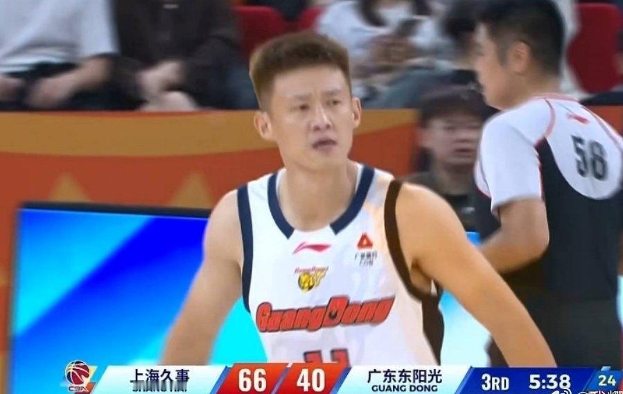 如今这支广东队，大多时候比赛观感都让人难受，也就老周鹏登场的时候，还能看见当年那