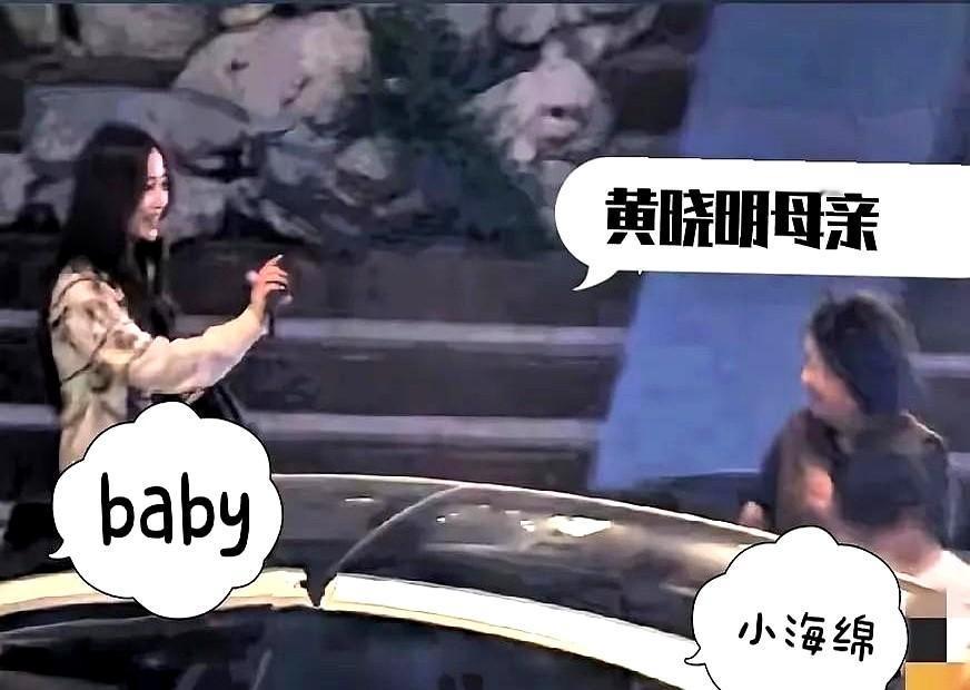 离婚快三年，前婆婆还在饭桌上给她夹菜。

最近那张2023年的家庭聚餐照，很多人