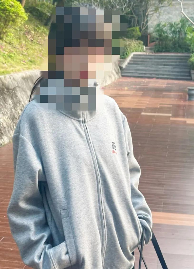 “妈，我不吃药了。
”22岁的小静把药片推回桌面，父亲老周叹了口气，把药又递过去