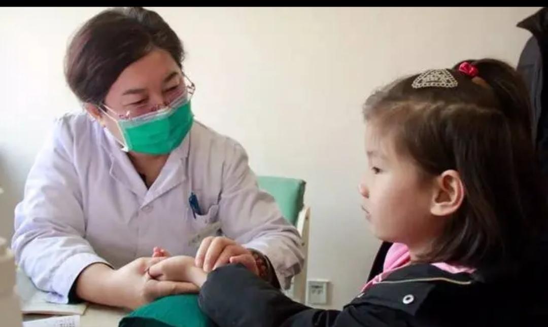 《在儿科实习故事》
在儿科实习的时候，儿科的赵主任，已经倒了快退休的年龄，还在临