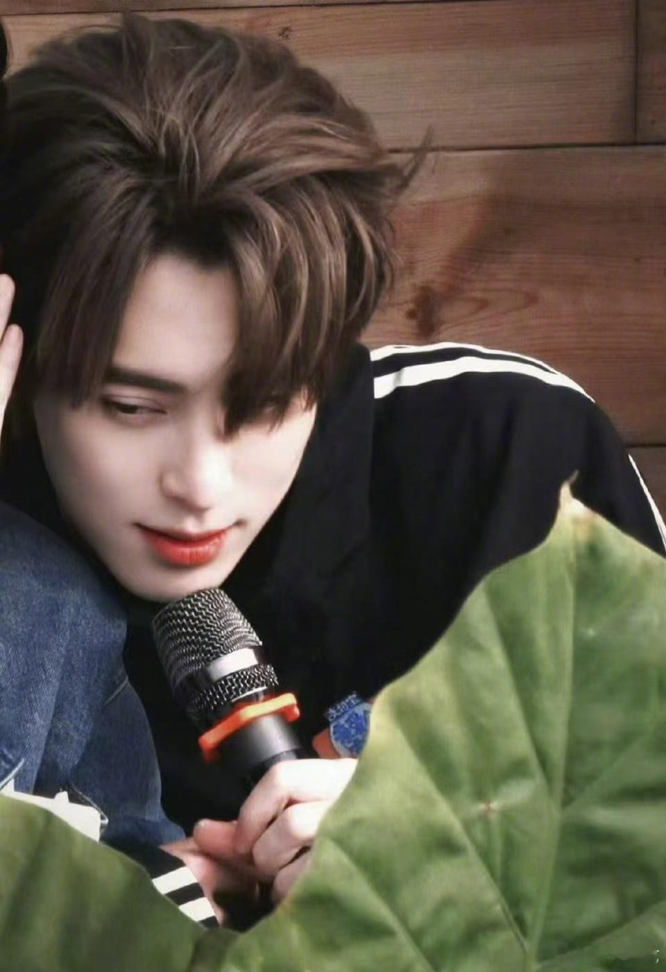 王鹤棣依偎在白鹿肩上 一张照片让人好奇心大爆发了！亲爱的客栈2026 海南录制，