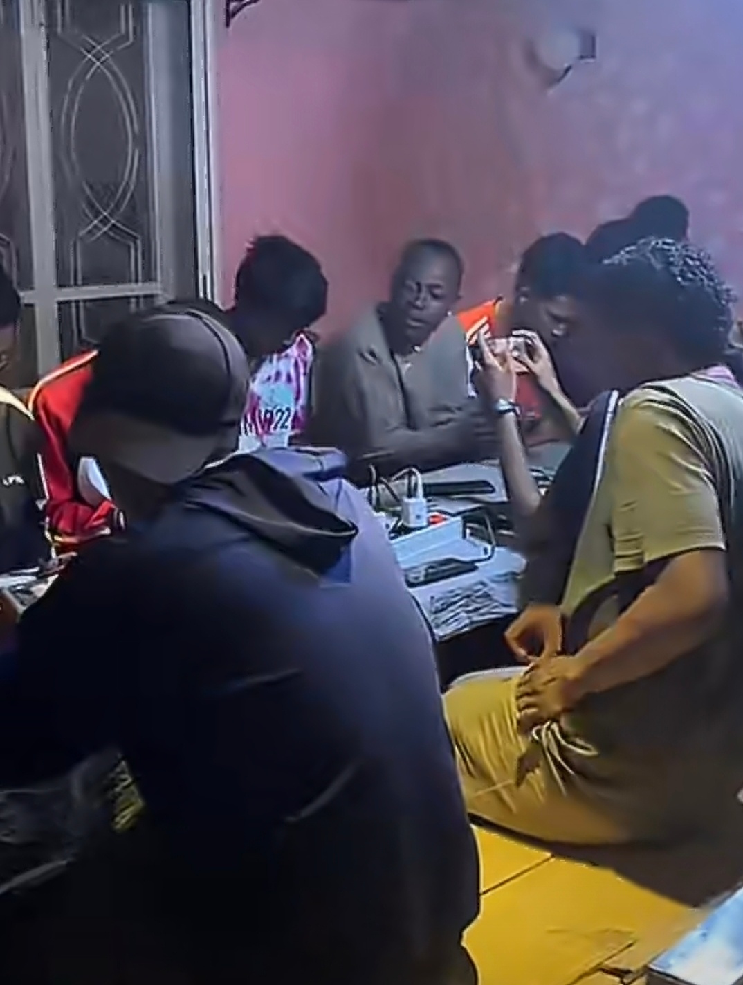 原来网吧是可以没有电脑的哈哈，貌似国内没，当然如果开一个这样的网吧，应该很多人会