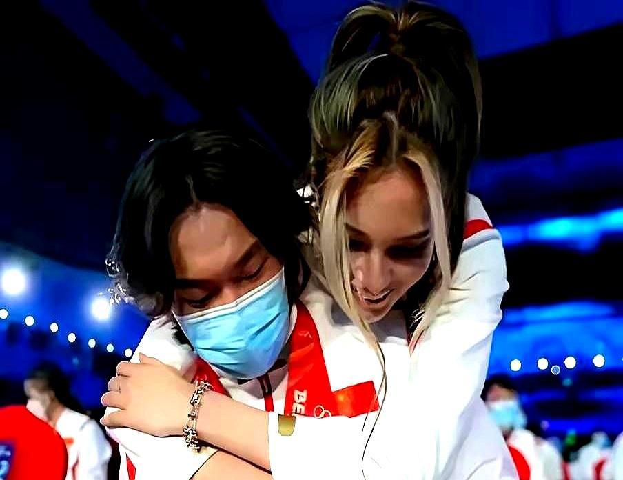 14岁的谷爱凌，一把抢过苏翊鸣的雪板，下一秒两人摔得四脚朝天。
 
扑通一下，俩