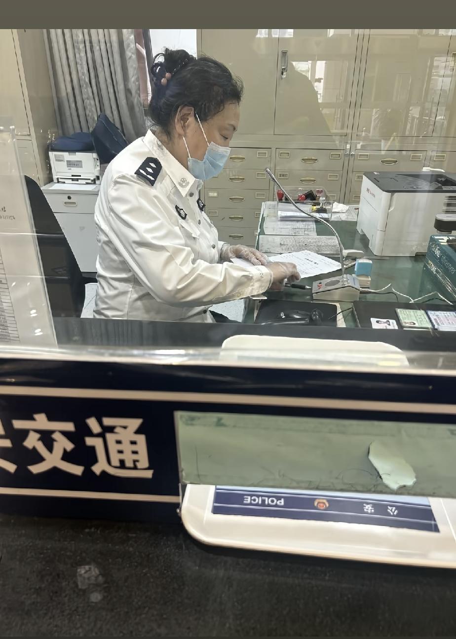 二级警监给处理违章，真是太不可思议啦！

要知道二级警监有多厉害啊！二级警监可不