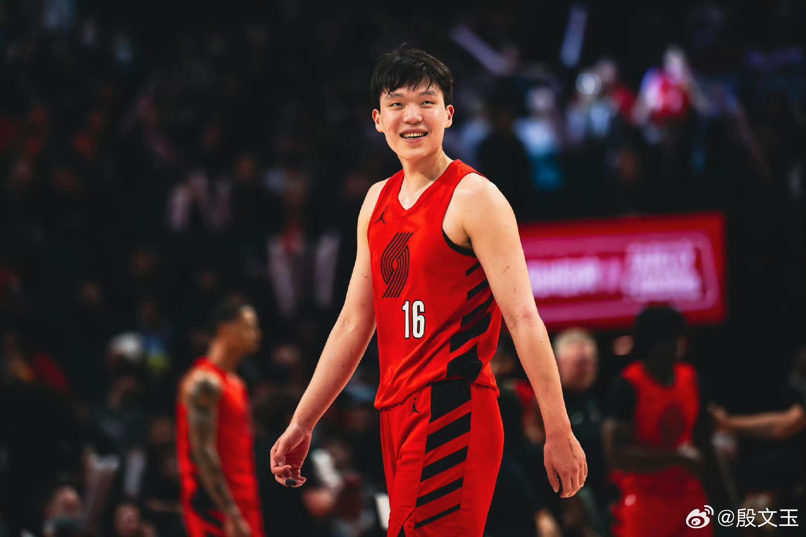 明天上午11点，在咪咕视频移动高清直播开拓者vs快船。杨瀚森在上一场比赛第1次吃