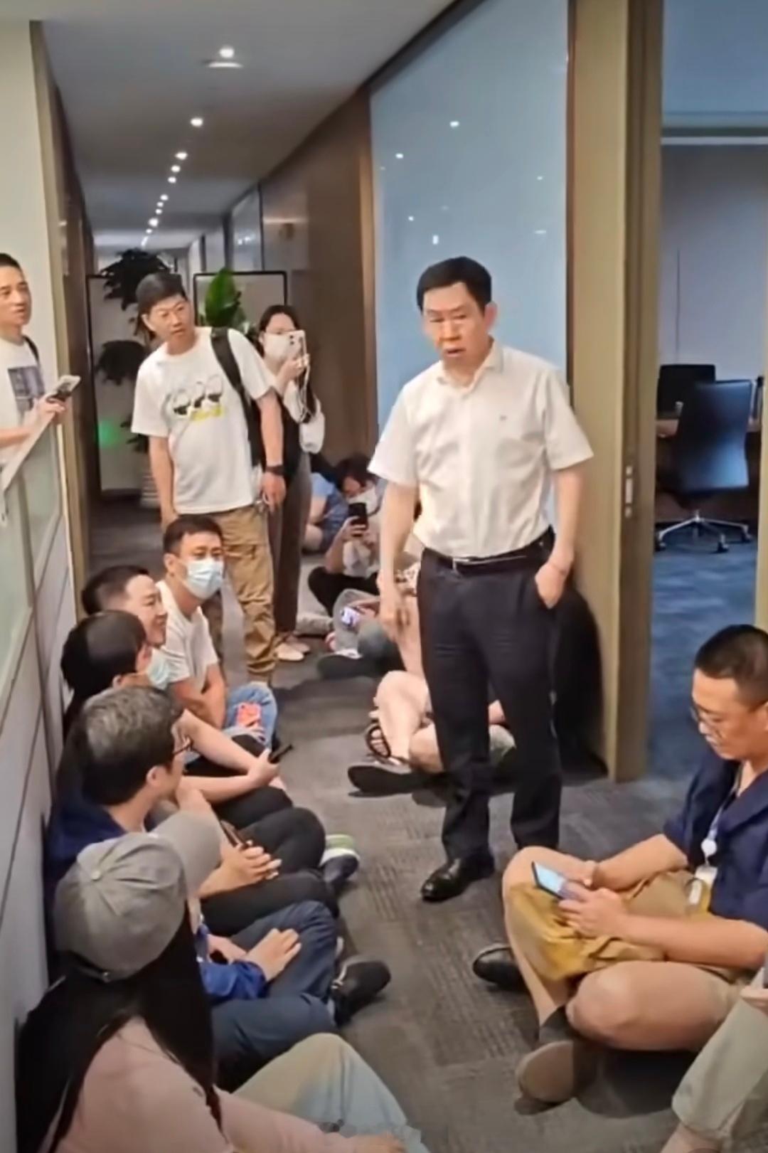 哪吒汽车CEO被员工围堵讨薪最苦的还是打工人，公司破产倒闭，工资拿不到来讨薪还被