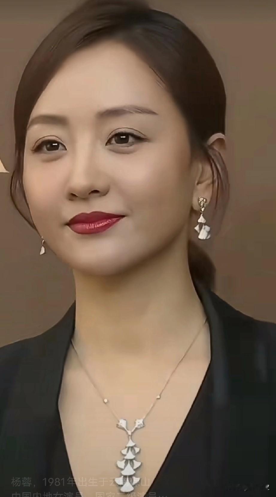 岁月不败美人
45岁的杨蓉依旧惊艳全场

杨蓉，1981年出生于云南保山
​中国